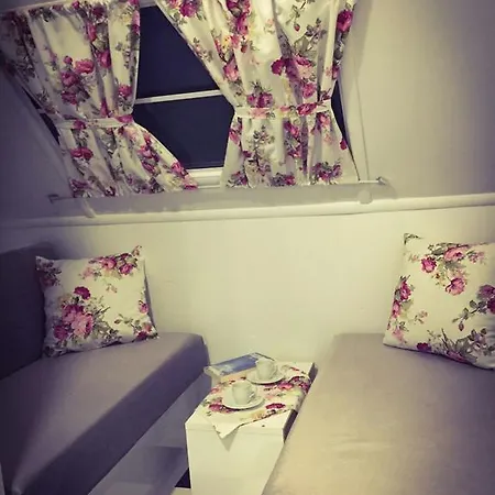 Camping Mona Glamping Caravan Suites