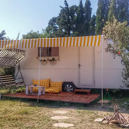 Camping Mona Glamping Caravan Suites *