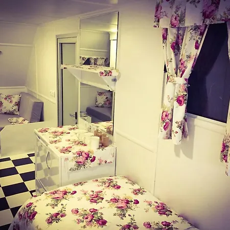 Mona Glamping Caravan Suites Camping